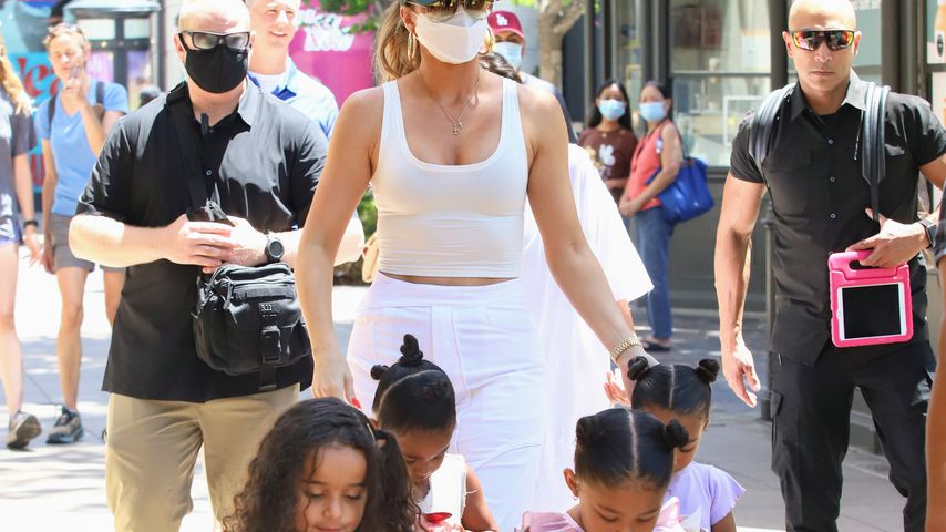 Khloé Kardashian mit den Kindern ihrer Schwestern im August 2021