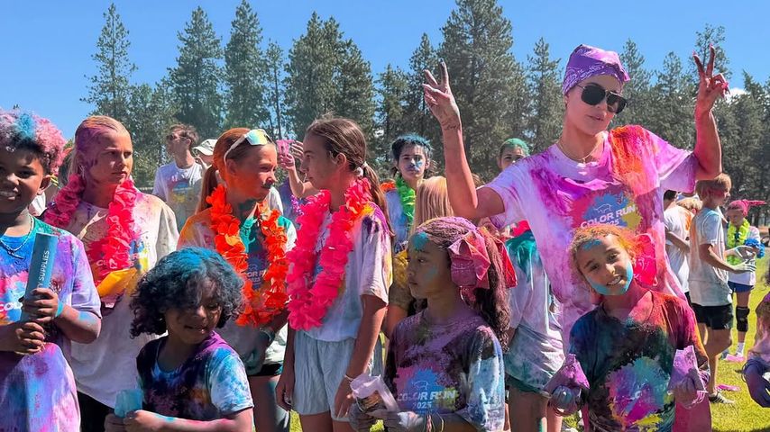 Khloé Kardashian und die Kids nach dem Color Run in ihren bunten T-Shirts