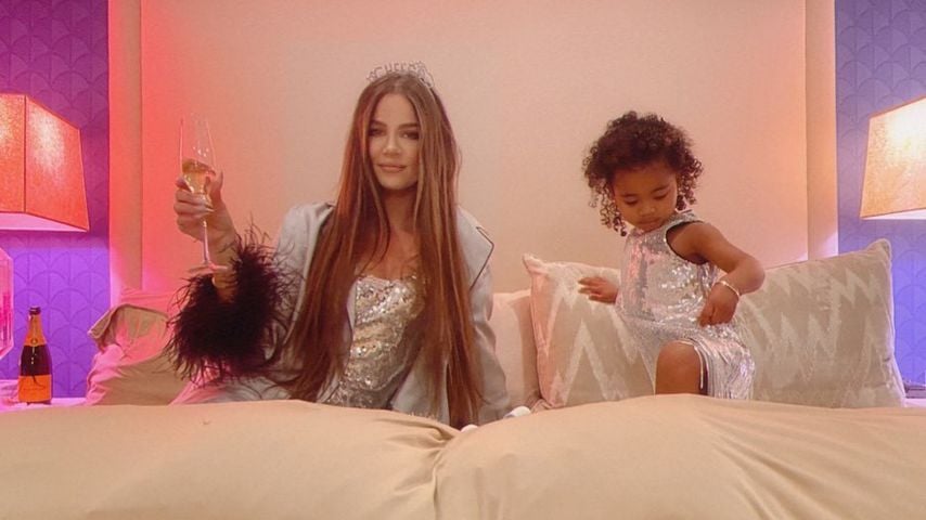 Süß! Khloé Kardashian und ihre True im Glitzer-Partnerlook!