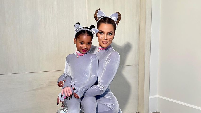 Khloé Kardashian mit ihrer Tochter True an Halloween