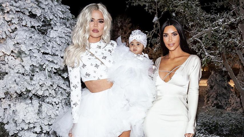 Khloé Kardashian mit Töchterchen True und Schwester Kim, Weihnachten 2018