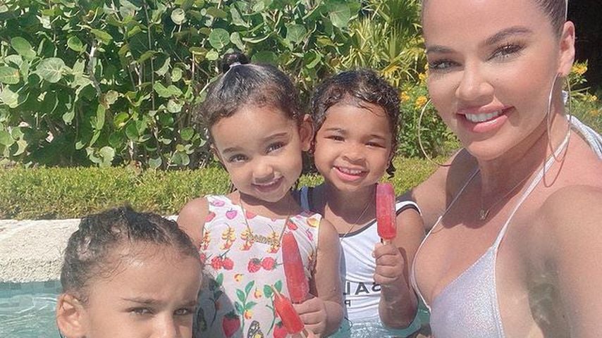 Khloe Kardashian (r.) mit Dream Kardashian, Chicago West und True Thompson