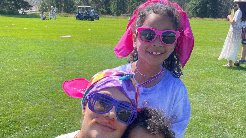 Khloé Kardashian hat Spaß mit ihren Kindern beim Farbenlauf