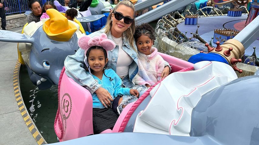 Khloé Kardashian mit den Kardashian-Kindern im Disneyland, April 2023