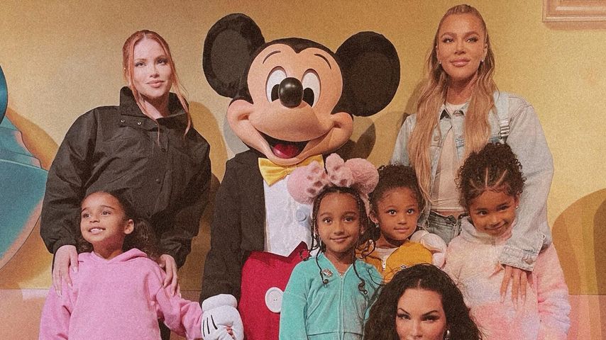 Khloé Kardashian mit den Kardashian-Kindern und Freunden im Disneyland, April 2023