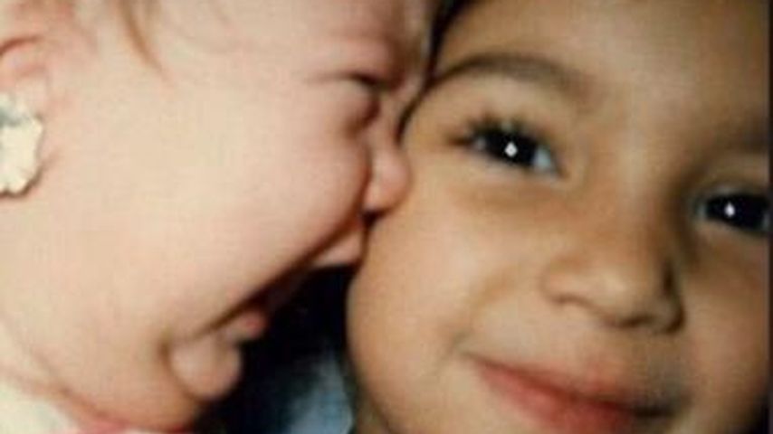 Khloé Kardashian und Kim Kardashian in jungen Jahren