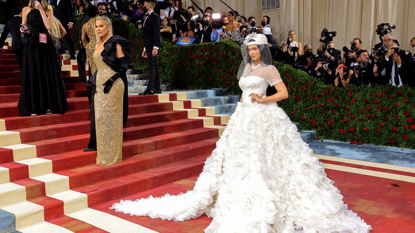 Khloé Kardashian und Kylie Jenner bei der Met Gala  2022