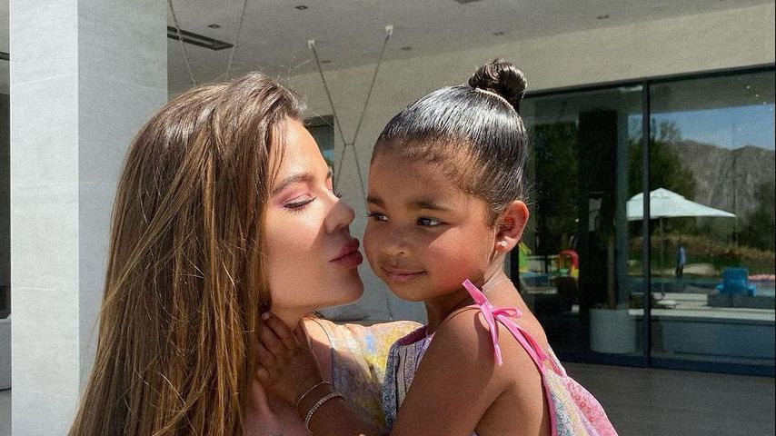 Khloé Kardashian und True Thompson im April 2021