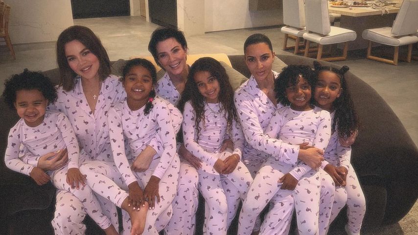 Khloé und Kim Kardashian mit ihren Kindern und Mutter Kris Jenner