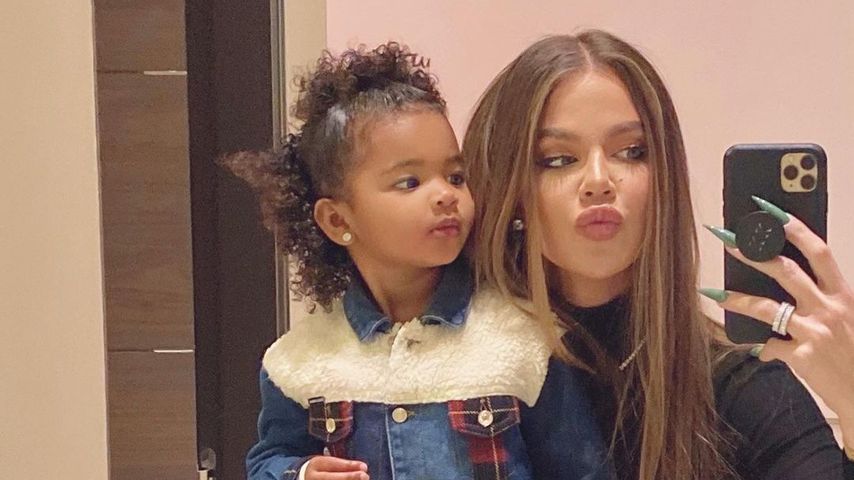True Thompson mit ihrer Mama Khloé