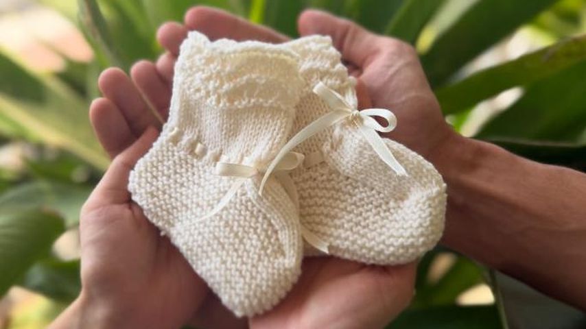 Kiara Advani und Sidharth Malhotra halten Babyschuhe, Februar 2025