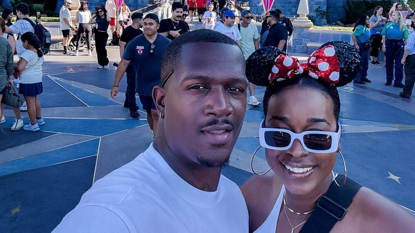 Kiara Brokenbrough mit Ehemann Joel in Disneyland