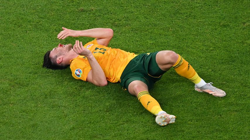 Bei Euro 2020: Wales-Spieler bleibt blutend am Boden liegen