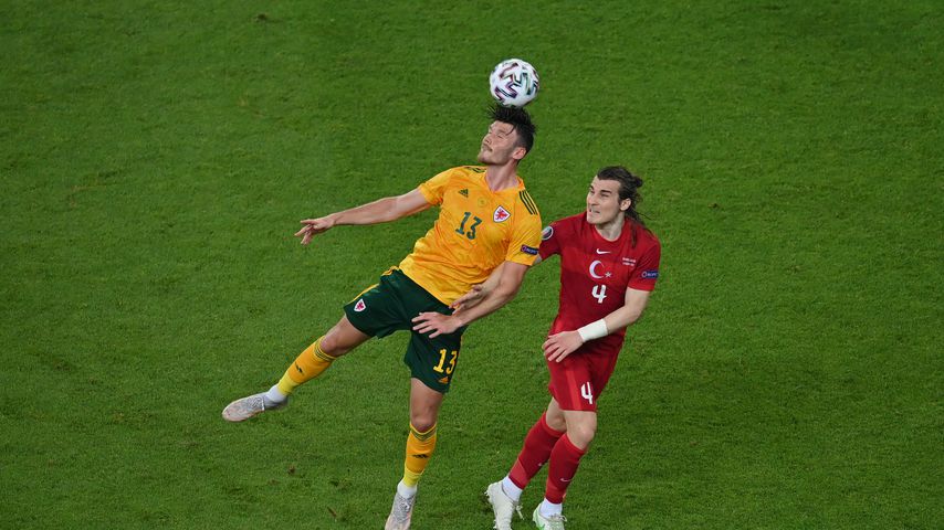 Kieffer Moore mit seinem Gegenspieler Çağlar Söyüncü