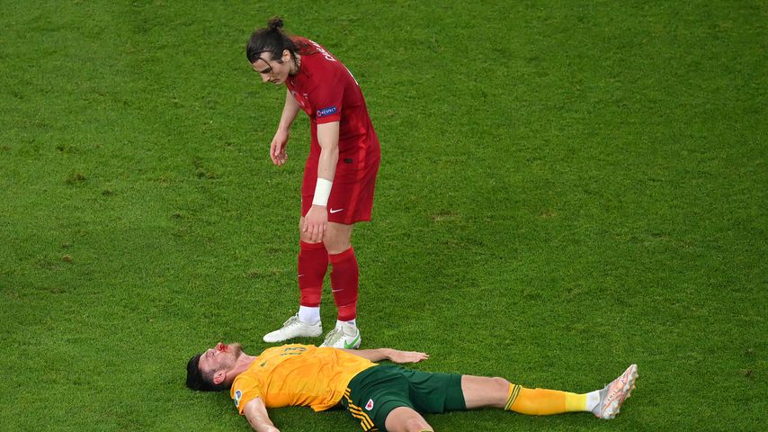 Kieffer Moore mit seinem Gegenspieler Çağlar Söyüncü