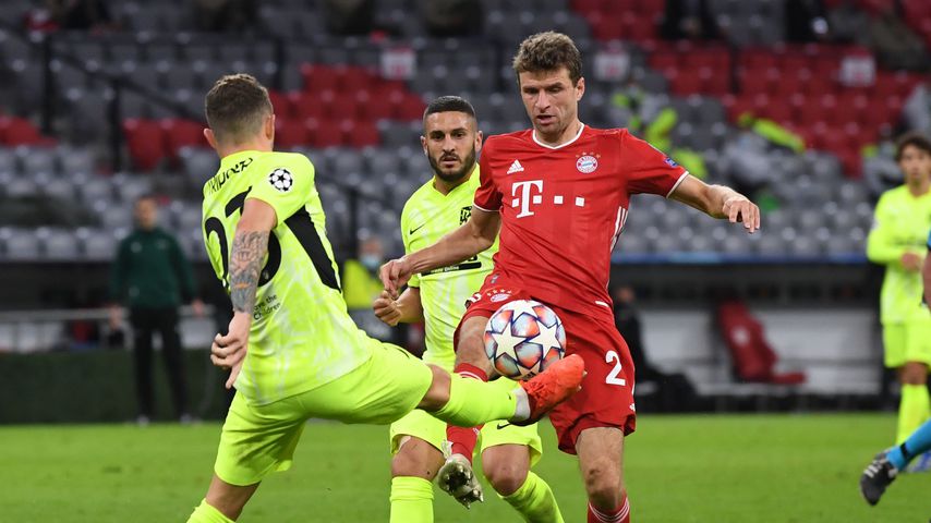 Kieran Trippier und Thomas Müller beim Match FC Bayern München gegen Atlético Madrid