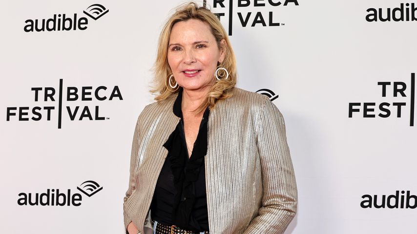 Kim Cattrall (67) modelt für Kim Kardashians Modemarke!