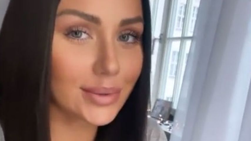 Kim Gloss mit dunklen Haaren