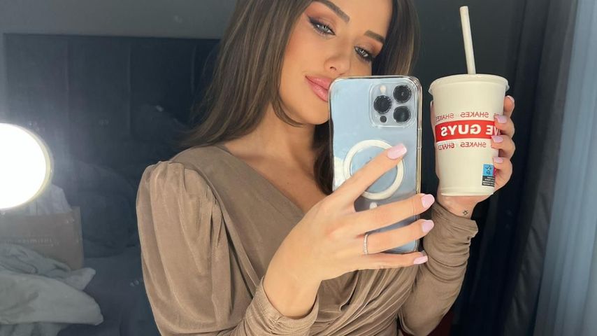 Kim Gloss mit Babybauch