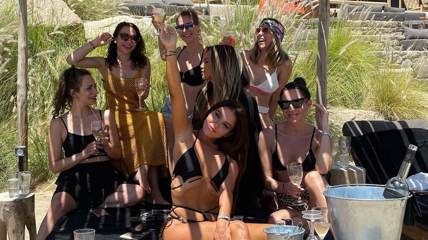 Kim Gloss mit ihren Freundinnen bei ihrem Junggesellinnenabschied auf Mykonos