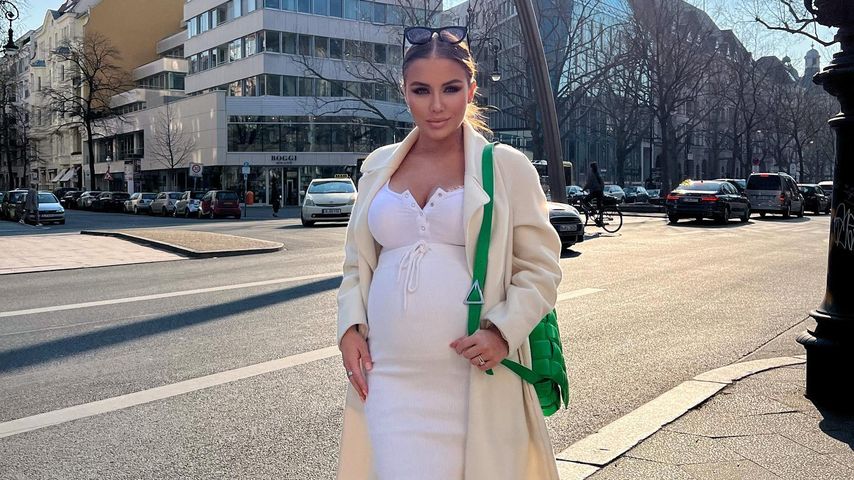 Im Sonnenschein: Kim Gloss präsentiert stolz ihren Babybauch