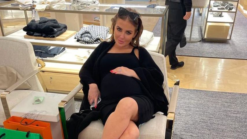 Im Shoppingwahn: Kim Gloss präsentiert happy ihren Babybauch