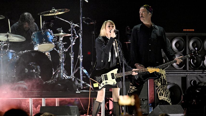 Kim Gordon auf der Bühne mit Nirvana beim "FireAid"-Benefizkonzert in Los Angeles