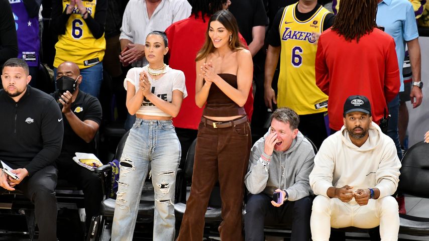 Kim Kardashian and Sarah Staudinger im Mai 2023 beim Basketball