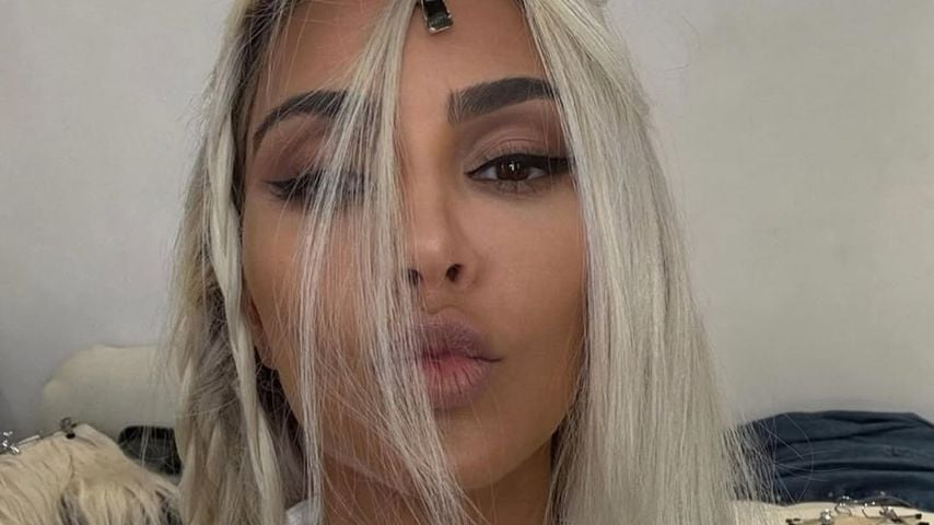 Kim Kardashian überrascht mit neuem aschblondem Look