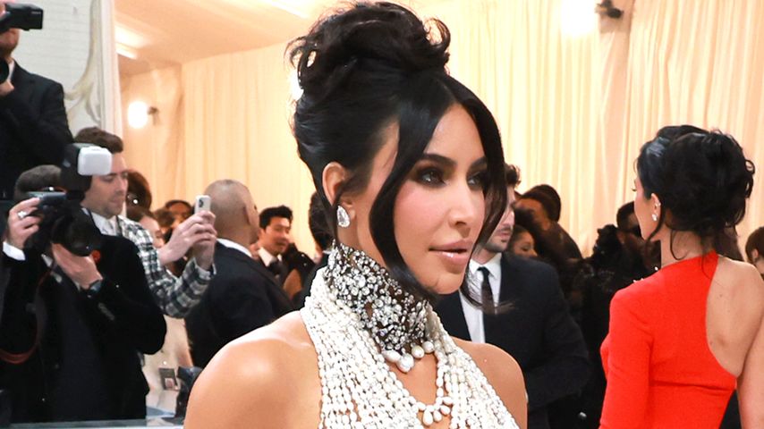 Kim Kardashian entzückt im Perlen-Look auf der Met Gala!