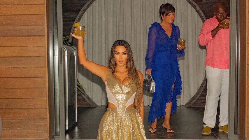 Kim Kardashian, Kris Jenner und ihr Freund Corey Gamble während Kims Geburtstagsparty