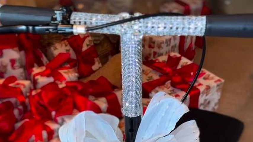Kim Kardashians neuer Glitzer-Roller, Dezember 2024