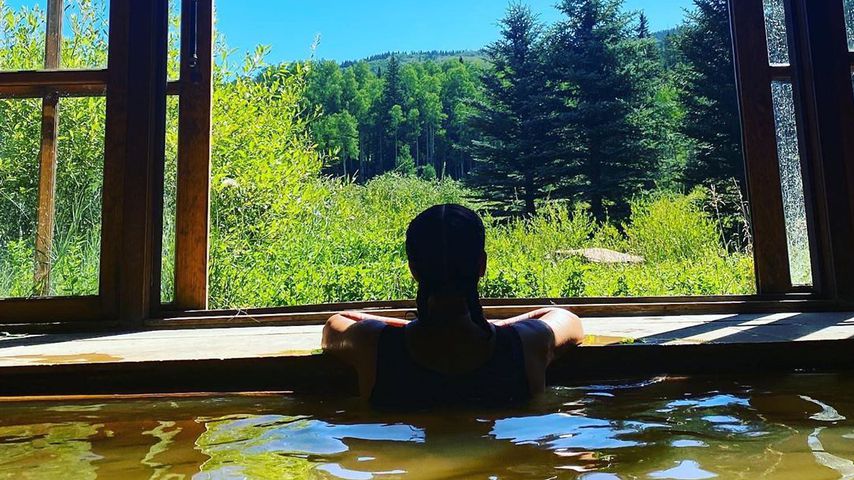 Kim Kardashian im Indoor-Pool