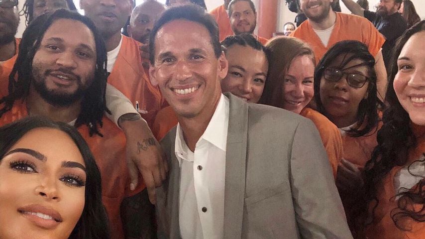 Kim Kardashian macht für neue Show Selfies mit Häftlingen!
