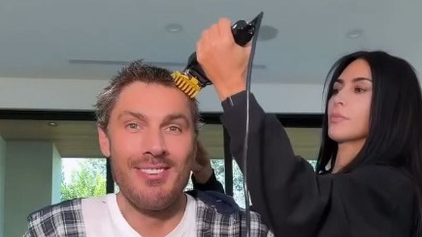 Kim Kardashian rasiert ihrem Starstylisten Chris den Kopf
