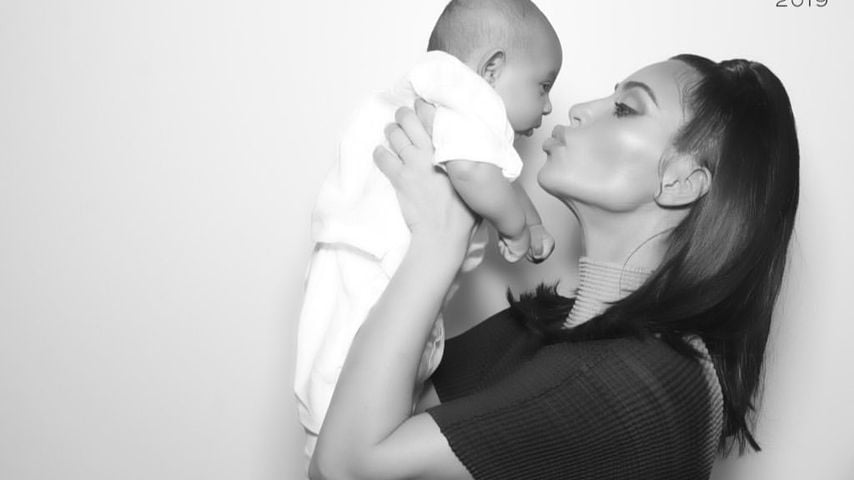 Wow: So groß ist Kim Kardashians Söhnchen Psalm schon!