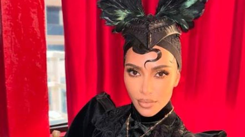 Too much? Kim Kardashian präsentiert wilden Federkopfschmuck
