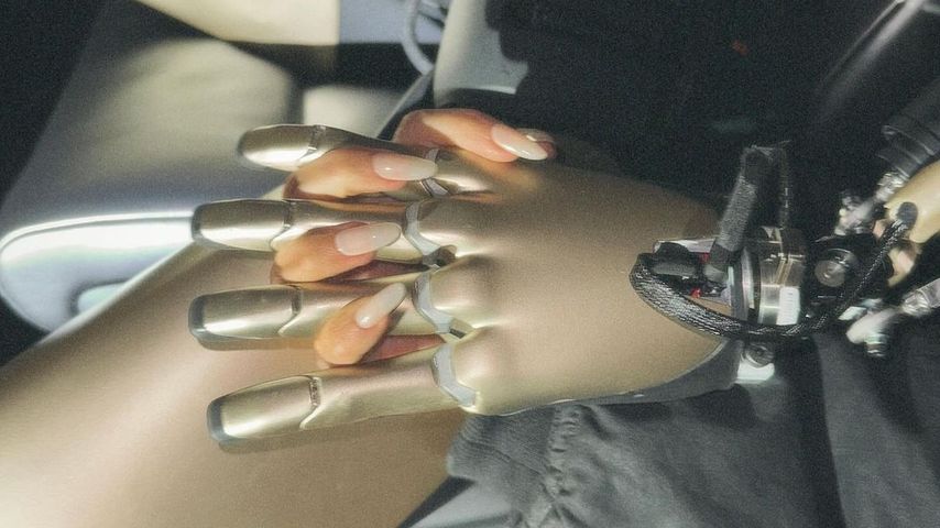 Kim Kardashian hält die Hand ihres Tesla-Bots, November 2024