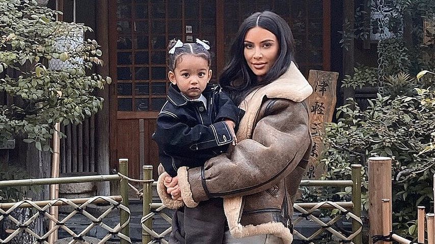 Kim Kardashian mit ihrer Tochter Chicago in Tokio, 2019