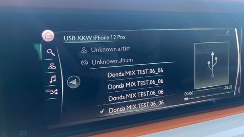 Kim Kardashian hört Kanye Wests Album