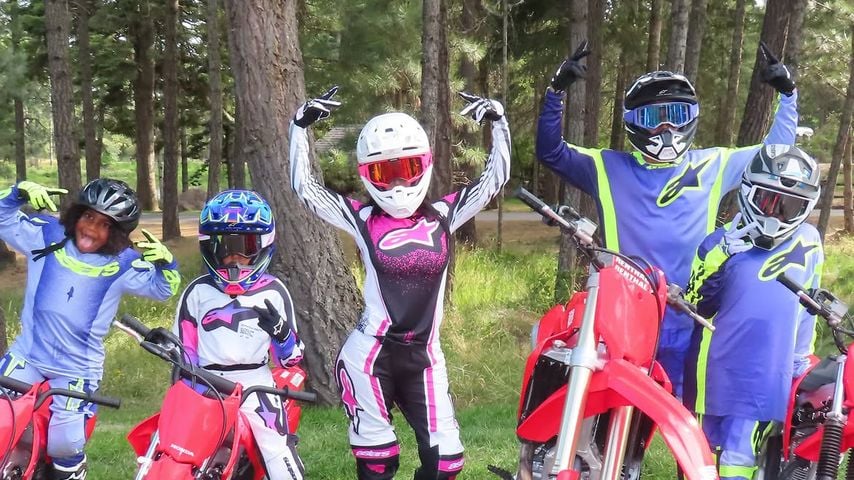 Kim Kardashian, ihre Kinder und Lewis Hamilton in in Rennanzügen