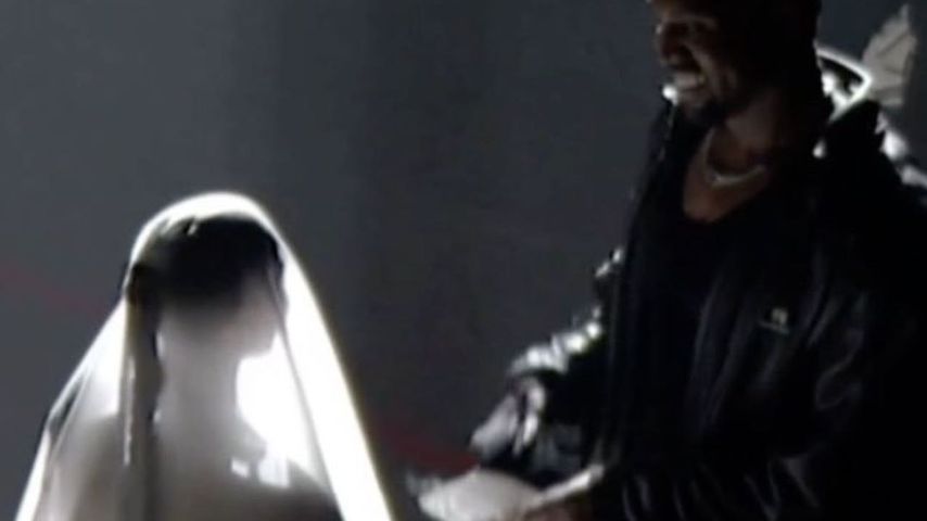 Kim Kardashian in Brautkleid bei Kanyes Album-Release-Party
