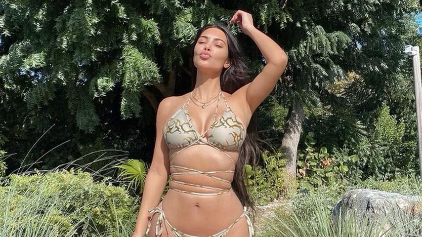 Eng eingeschnürt: Kim Kardashian im ultraheißen Bikini