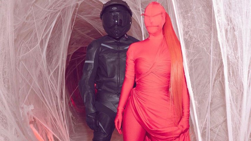 Kim Kardashian im roten Bodysuit an Halloween 2020