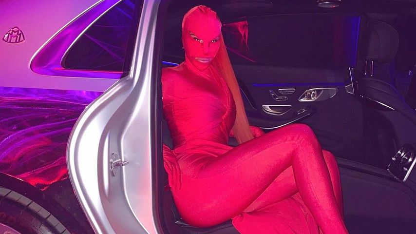 Knallroter Fetisch-Look: Das ist wirklich Kim Kardashian!