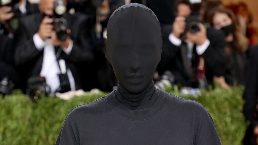 Wie ein Dementor: Netz lacht über Kim Kardashians Met-Look