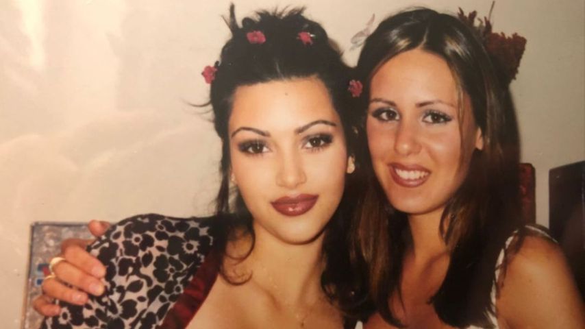 Kim Kardashian mit ihrer Freundin in jungen Jahren