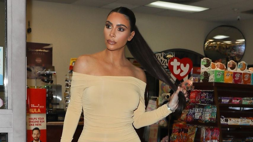 Kim Kardashian an einer Tankstelle in Calabasas