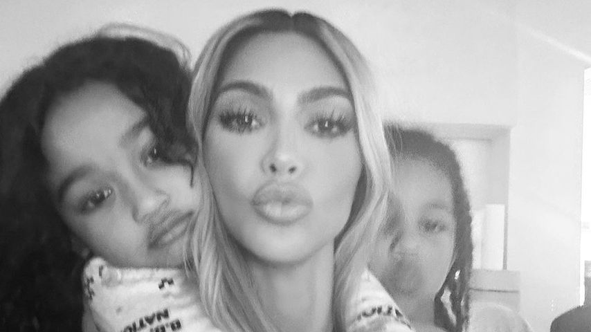 Lustige Grimassen: Kim Kardashian blödelt mit ihren Kindern