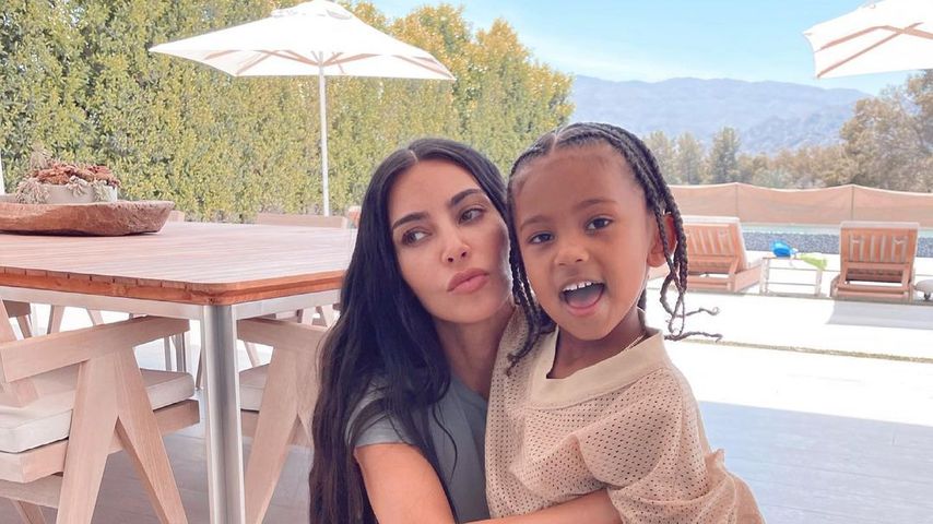 Kim Kardashians Sohn zeigt Paparazzi erneut den Mittelfinger